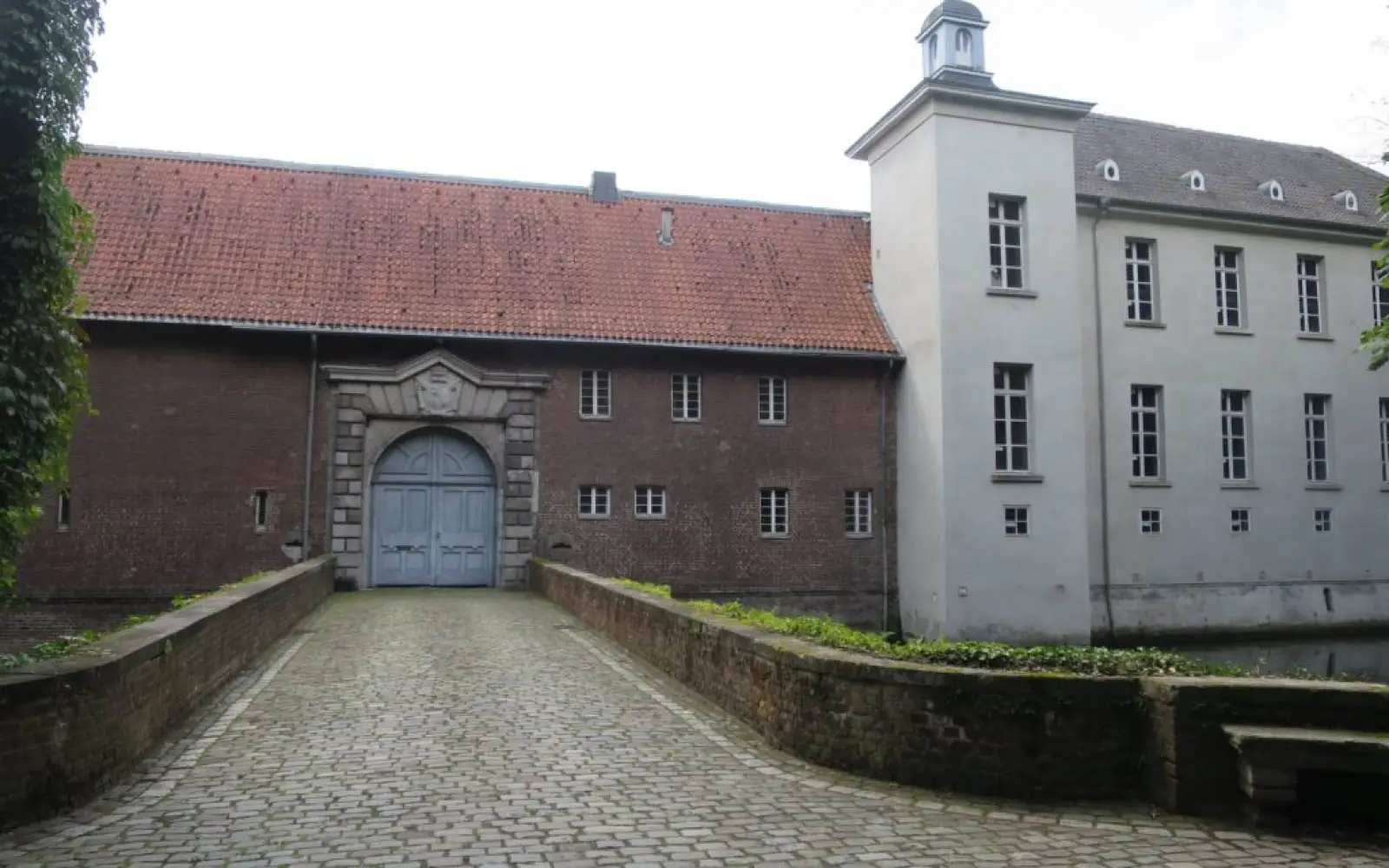 Nordseite des Kalkumer Schlosses, erneuert und erweitert in mehreren Bauabschnitten zwischen dem 17. und 19. Jahrhundert. Foto: hs
