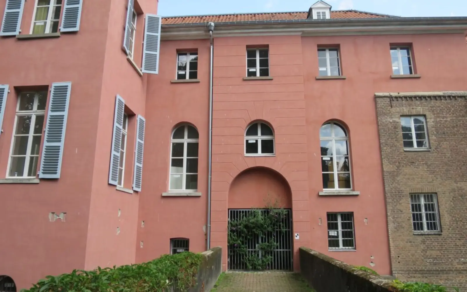 Das Südtor des Schlosses ist nach elf Jahren Leerstand bereits zugewachsen. Foto: hs