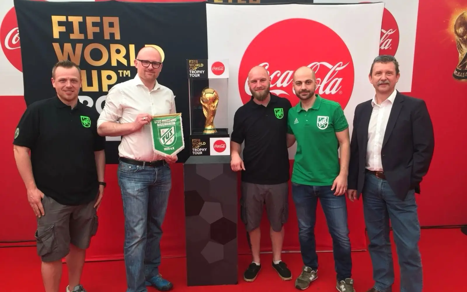 Ein Höhepunkt in der langjährigen Vereinsgeschichte: Am 20. April 2018 stand der FIFA-Weltcup-Pokal in Bissingheim – auch Oberbürgermeister Sören Link (2. von links) kam auf das Gelände, um ihn zu bestaunen. Archivfoto: privat