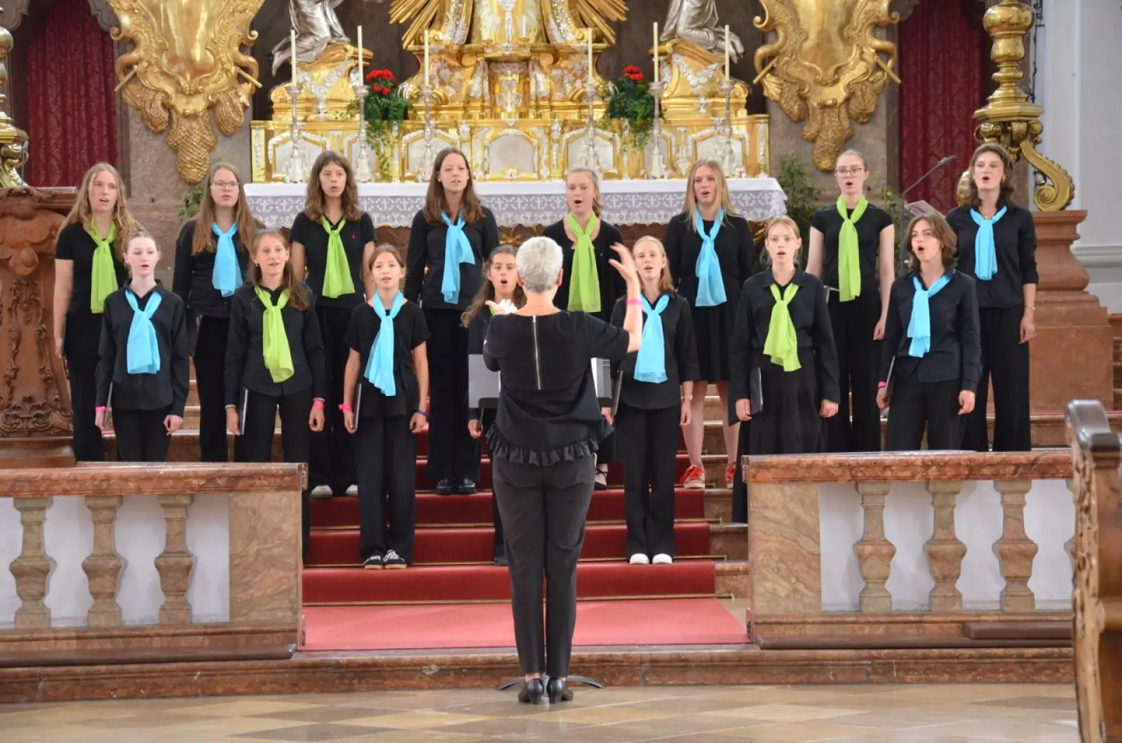 Der Jugendchor St. Remigius beim Begegnungskonzert am 18. Juli in der Münchner Kirche St. Peter. Foto: Christian Hartmann