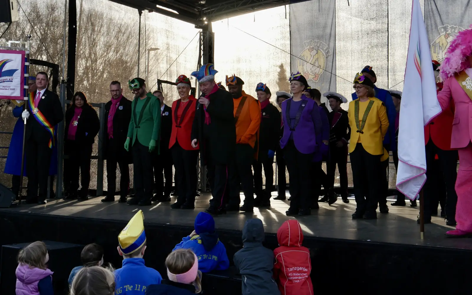Die KG Regenbogen brachten Stimmung auf die Bühne und sorgten für beste Laune bei schönstem Wetter. Foto: cj