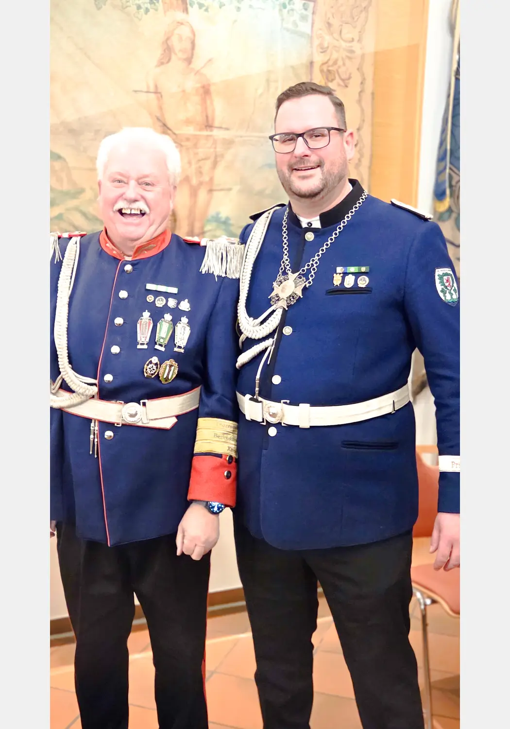 Der neue Oberst Stefan Grabienski (rechts) präsentiert sich gemeinsam mit dem zum Ehrenoberst ernannten Hans-Wilhelm Baltes.