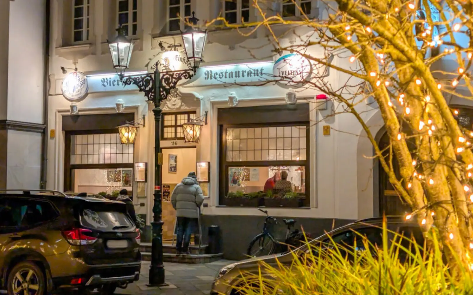 Das Restaurant Zum Einhorn am Kaiserswerther Markt war der Treffpunkt. Die Weihnachtsbeleuchtung der Werbegemeinschaft sorgt dort davor noch bis zum 31. Januar für eine schöne Atmosphäre. Foto: ah