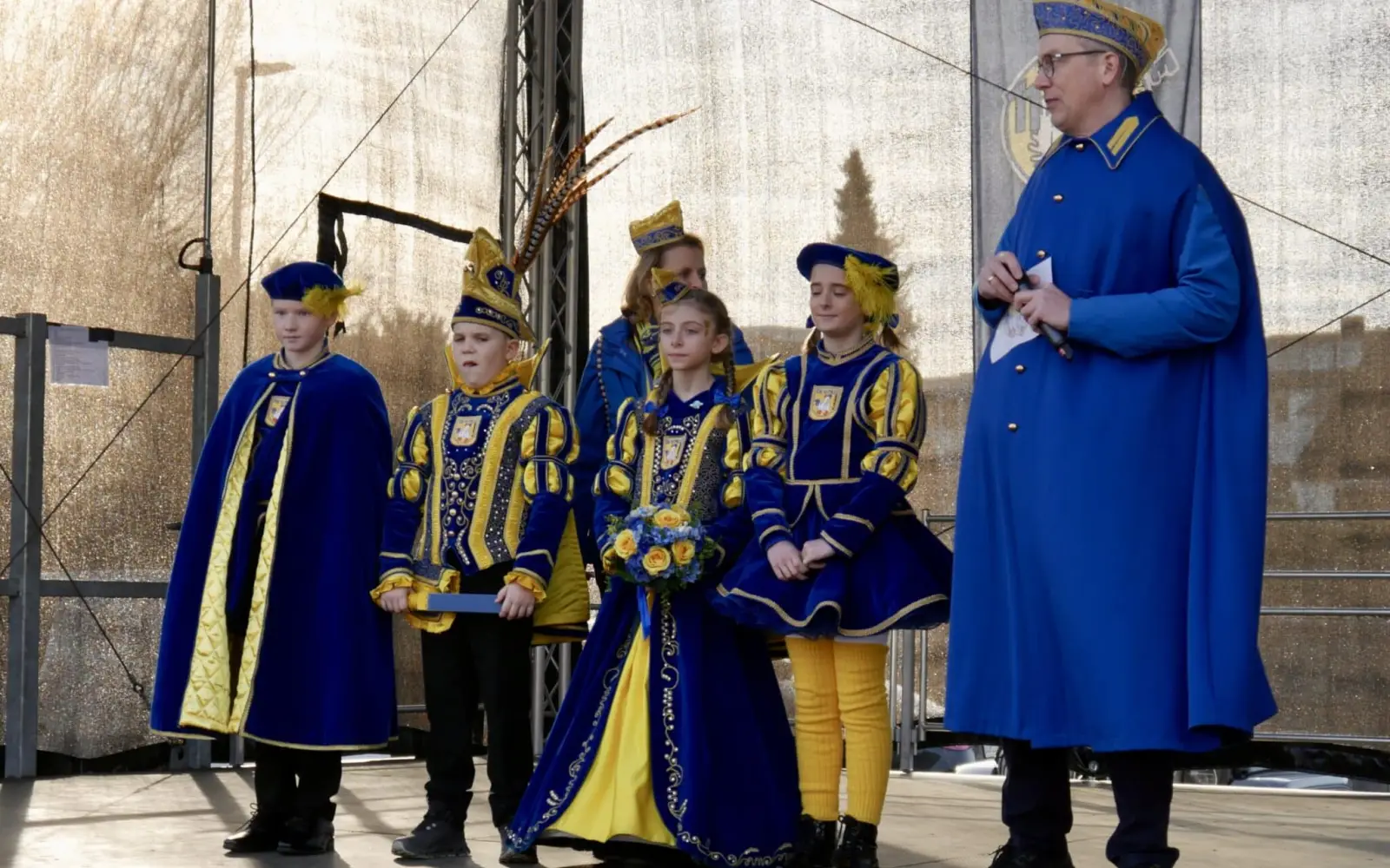 Tim Küsters führte durchs Programm und hatte Page Rick, Kinderprinz Julius, seine Venetia Florentine und Pagin Marie-Sophie auf der Bühne. Foto: cj