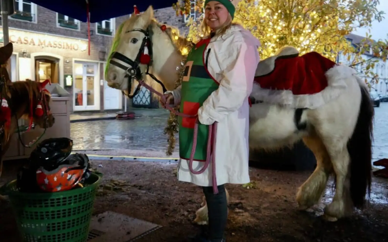 Die weihnachtlichen Ponys waren begehrt, um eine Runde zu reiten. Foto: cj