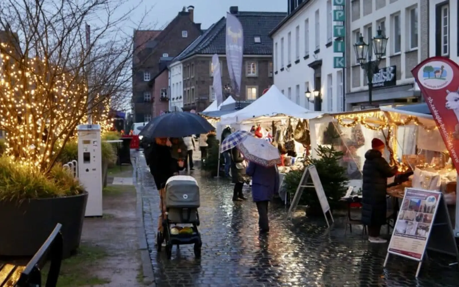 Mit Regenschirmen bewaffnet erkundeten die Besucher den Nikolausmarkt. Foto: cj