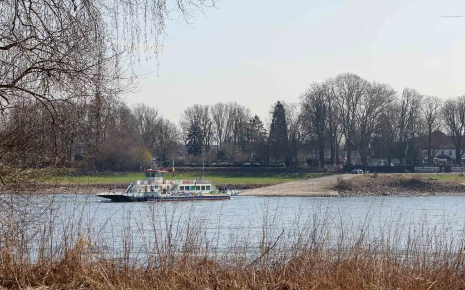Für viele Ausflügler und Pendler ein vertrauter Anblick: Die Rheinfähre „Michaela II“ quert den Strom zwischen Kaiserswerth und Langst-Kierst. Archivfoto: ah