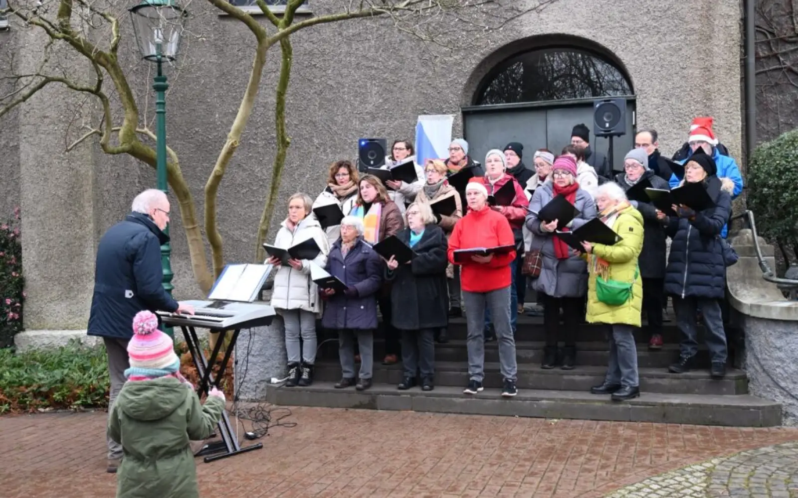 Auch in diesem Jahr wird die Chorgemeinschaft „Cantemus Rahm“ wieder auf das vorweihnachtliche Treiben um St. Hubertus einstimmen. Archivfoto: sam