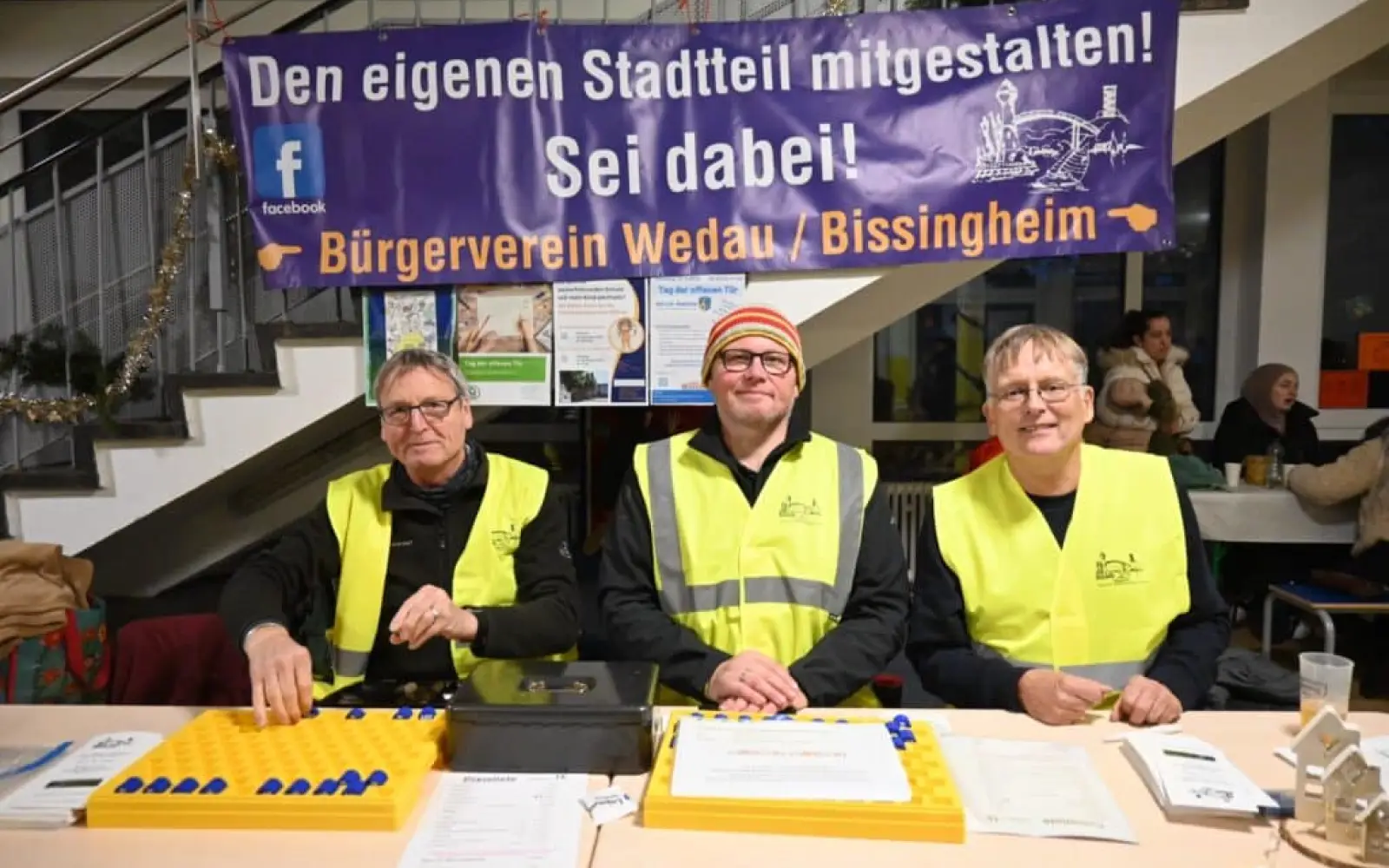 Helferinnen und Helfer aus den verschiedenen Vereinen und Gemeinschaften sorgten gemeinsam dafür, dass der „Bissingheimer Weihnachtszauber“ zum Erfolg wurde. Foto: sam
