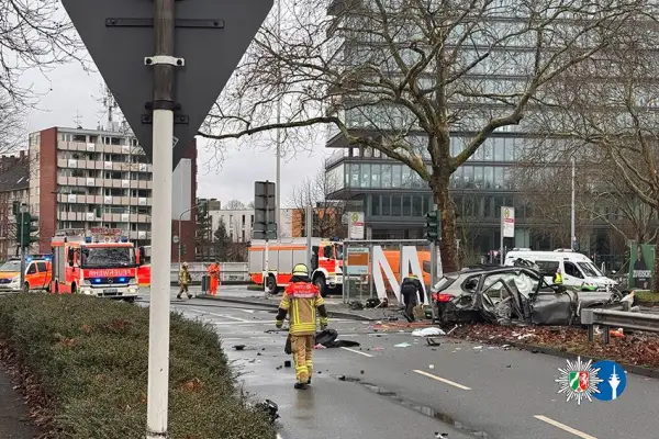 Schwerer Verkehrsunfall in Golzheim: Drei Tote und mehrere Schwerverletzte am Verteiler Nordfriedhof