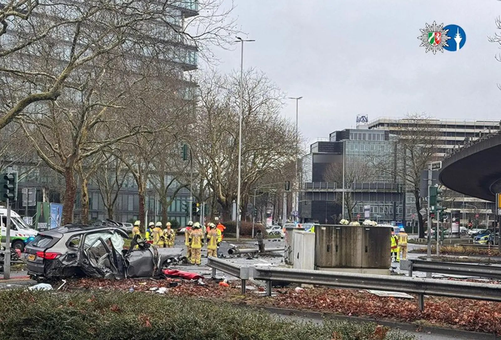 Die Unfallaufnahme am Verteiler Nordfriedhof. Trümmerteile und beschädigte Fahrzeuge prägen das Bild der Unfallstelle. Foto: Polizei Düsseldorf