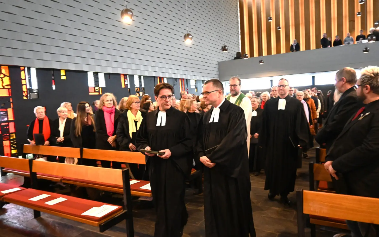 Zum Gottesdienst zu seiner Verabschiedung aus Duisburg zog Pfarrer Rainer Kaspers (rechts) mit seinen Kollegen in die Versöhnungskirche in Großenbaum ein. Foto: sam