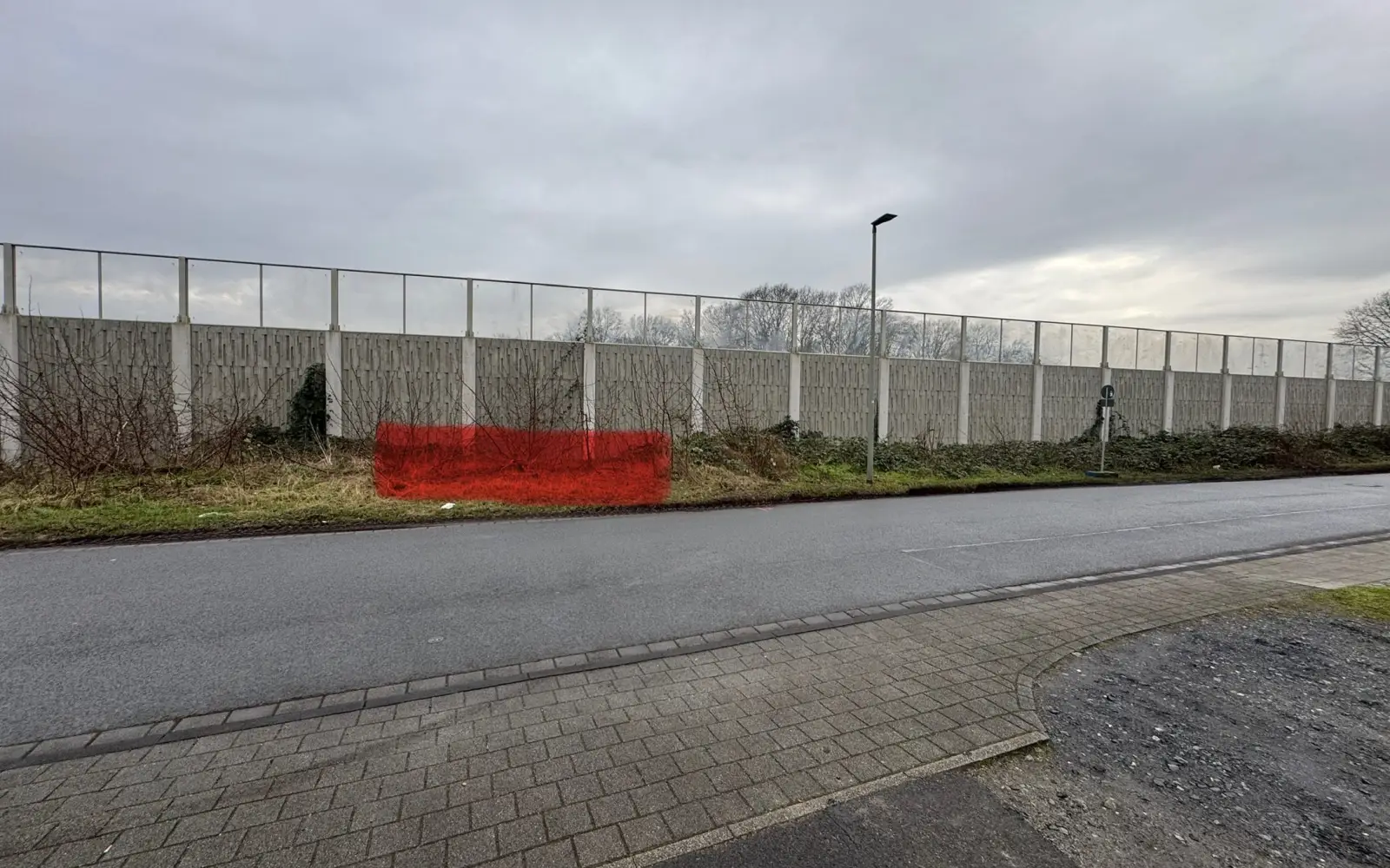 Die Straße „Am Heidberg“ soll verbreitert werden, damit sich zwei Busse problemlos begegnen können. Foto: bi