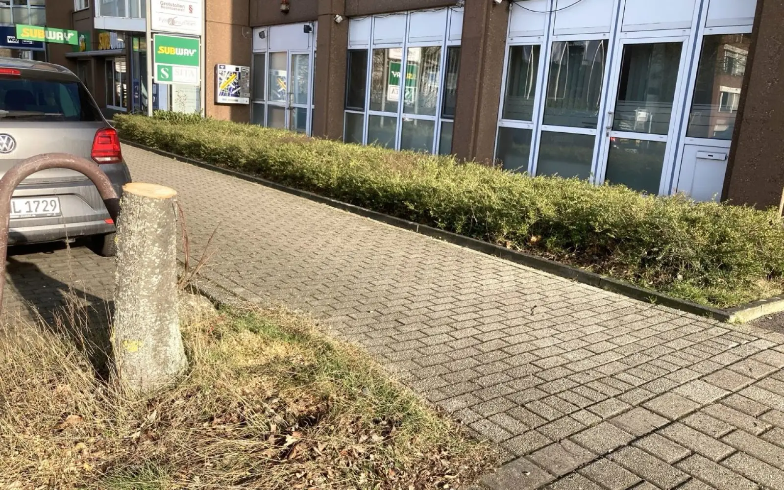 Das Entsetzen bei den Bürgerinnen und Bürgern in Großenbaum war groß, als nun insgesamt 29 Bäume in der Albert-Hahn-Straße sowie in der Buscher Straße abgesägt wurden. Foto: sam