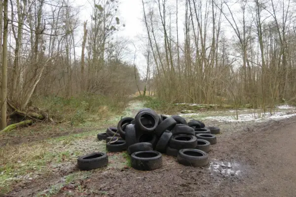 Rücksichtslose, kriminelle Reifenentsorgung im Angermunder Naturschutzgebiet