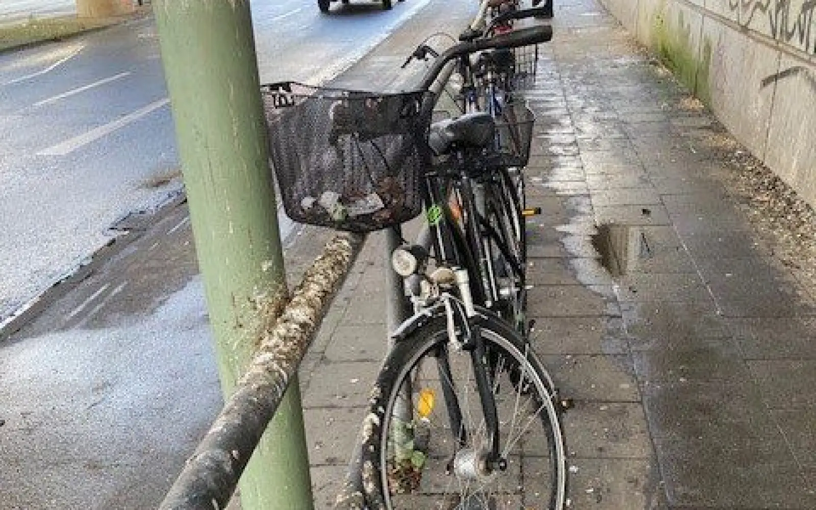 Taubenkot verschmutzt die Umgebung am Bahnhof in Buchholz. Dagegen möchte die CDU etwas unternehmen. Foto: Kleinefeldt