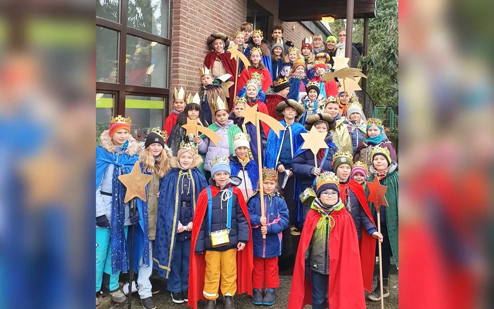 Die Sternsingergruppe aus Angermund vor ihrem Einsatz – über 50 Kinder und Jugendliche brachten den Segen in die Gemeinde. Foto: privat