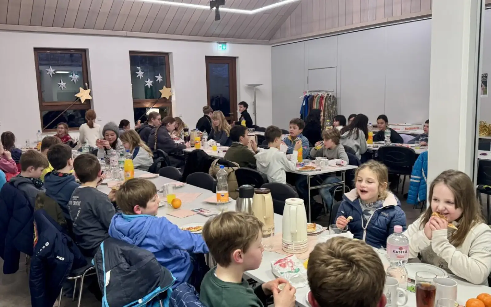 Gemütlicher Abschluss der Sternsingeraktion – die Kinder und Helfer stärken sich nach ihrem erfolgreichen Einsatz. Foto: privat
