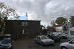 Rechts befinden sich die Gebäude der FFW Mündelheim, des Löschzugs 750. Links ist das marode ehemalige Kultur- und Freizeitzentrum zu sehen, das als einsturzgefährdet gilt. Foto: sam