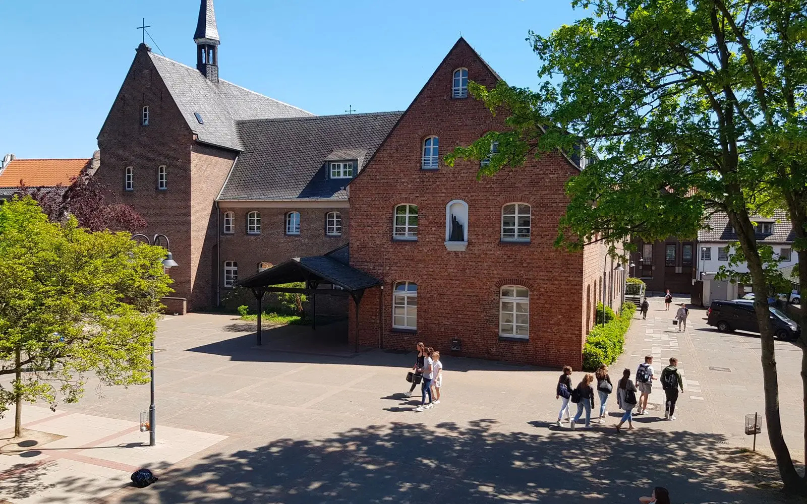 Das Erzbischöfliche Suitbertus-Gymnasium in Düsseldorf-Kaiserswerth lädt interessierte Viertklässler und ihre Eltern zum Tag der offenen Tür ein. Archivfoto: Suitbertus Gymnasium