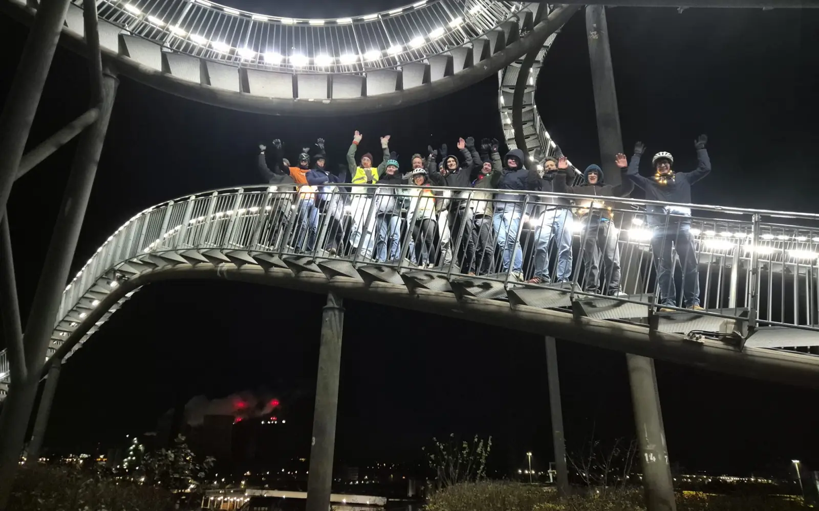 Auf der beleuchteten Skulptur „Tiger & Turtle“ stellten sich die jungen Radfahrenden für ein Foto auf. Foto: ADFC