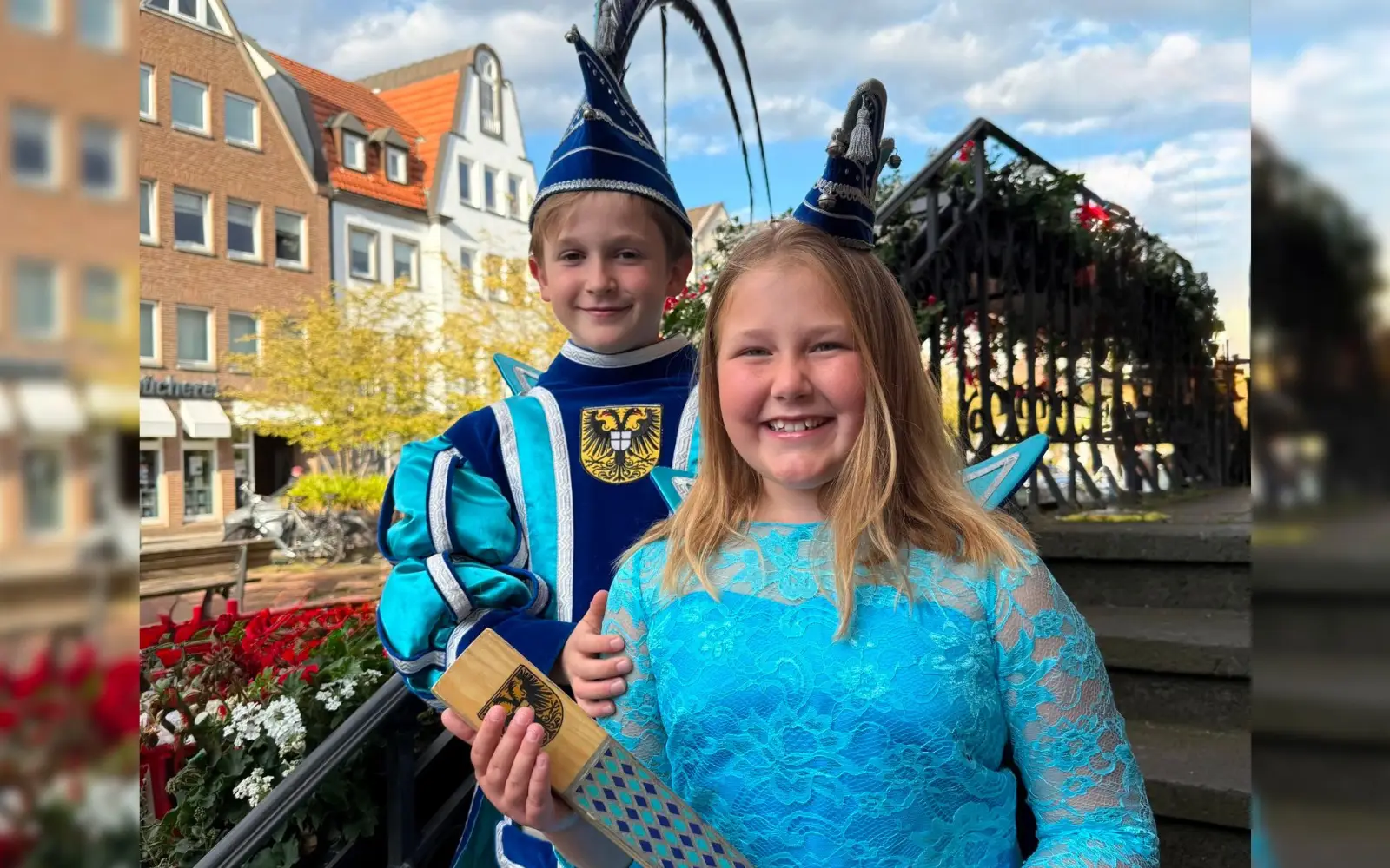 Das frisch gekürte Kinderprinzenpaar der Kaiserswerther Karnevalsgesellschaft, Prinz Theodor und Venetia Frida, freuen sich auf die Session. Foto: DKKG
