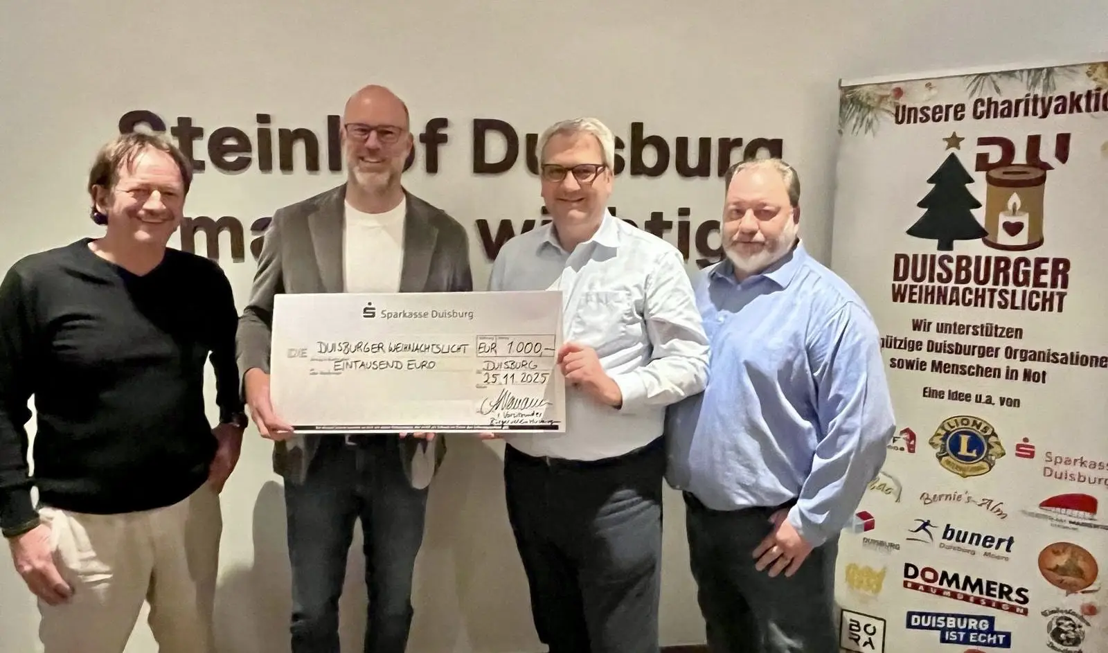 Mit 1.000 Euro unterstützt der Bürgerverein Huckingen die Aktion „Duisburger Weihnachtslicht“. Bei der Übergabe waren dabei (von links): Arno Eich, Dr. Stephan Borowski, Dietmar Ahlemann, Horst Arens (Geschäftsführer des Bürgervereins Huckingen). Foto: privat