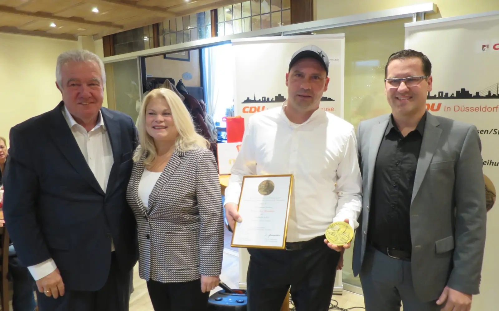 Bei der Verleihung des Nordtalers in Lohausen am 23. November (von links): Peter Frymuth, Petra Pawig (stellv. Kuratoriumsvorsitzende), Lars Rambow und Stefan Golißa. Foto: hs