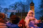 Christkind und Weihnachtsmann hatten auf den Spazierfahrten für die Kleinen Süßigkeiten dabei. Foto: sam