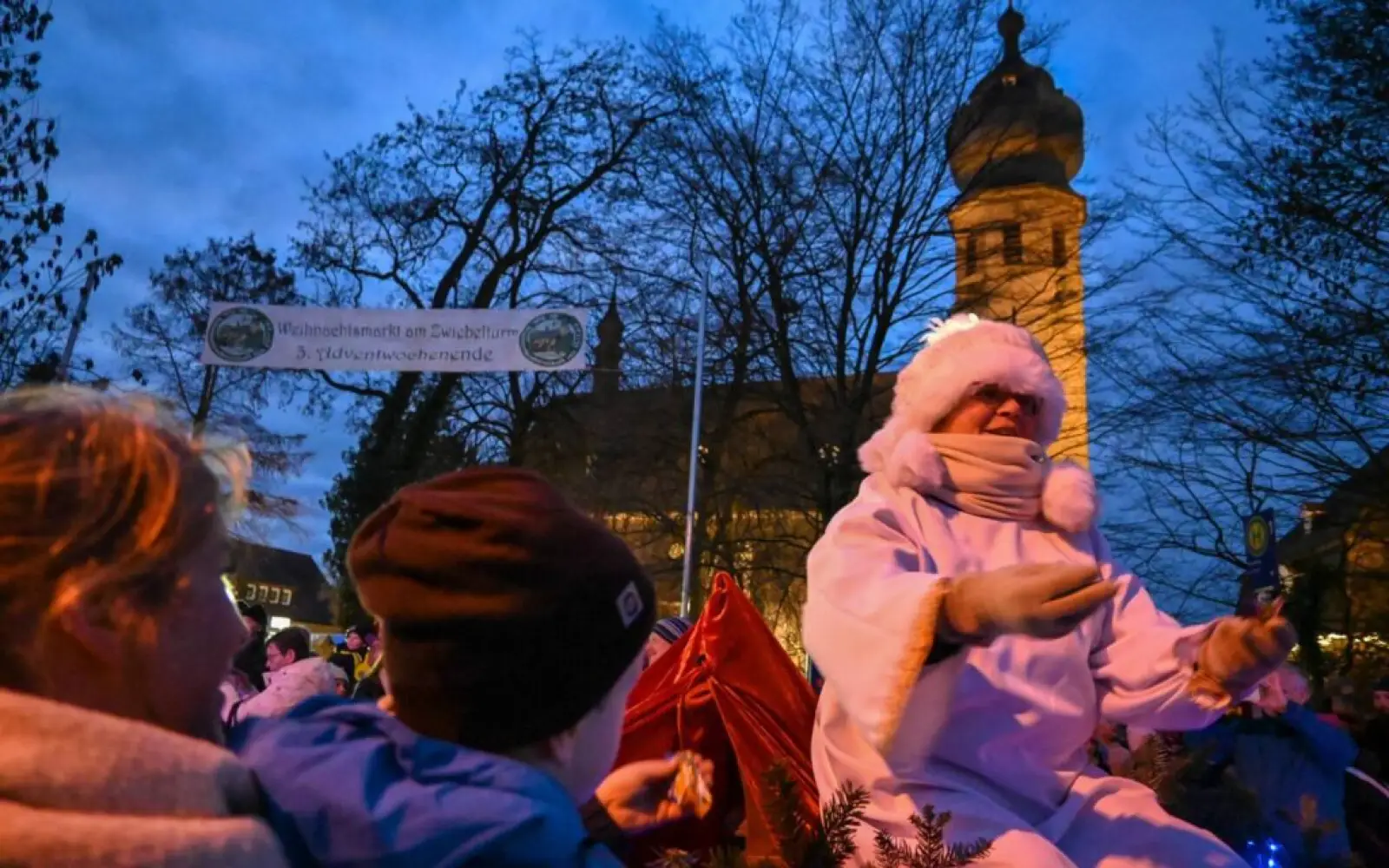 Christkind und Weihnachtsmann hatten auf den Spazierfahrten für die Kleinen Süßigkeiten dabei. Foto: sam
