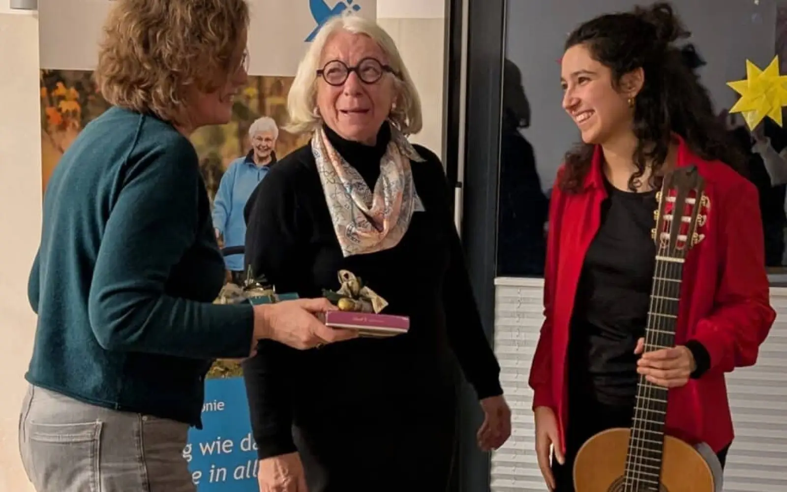 Elisabeth Siemer, Leitung des Friederike Fliedner Hospiz Kaiserswerth, bedankte sich bei Karin Waldmann und Emma Campàs (von links) mit einem kleinen Geschenk. Foto: Kaiserswerther Diakonie