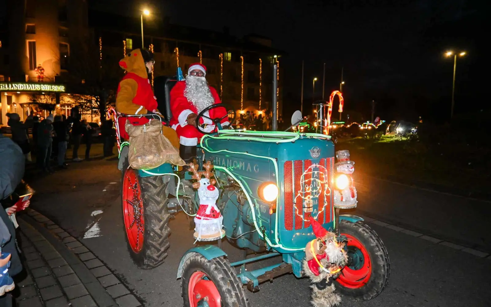Am dritten Advent dürfen sich Zuschauende am Straßenrand sowie bei den Weihnachtsmärkten in Rahm und Huckingen auf die liebevoll geschmückten Oldtimer-Traktoren freuen. Auch Weihnachtsmänner und das Christkind sind dabei. Foto: sam