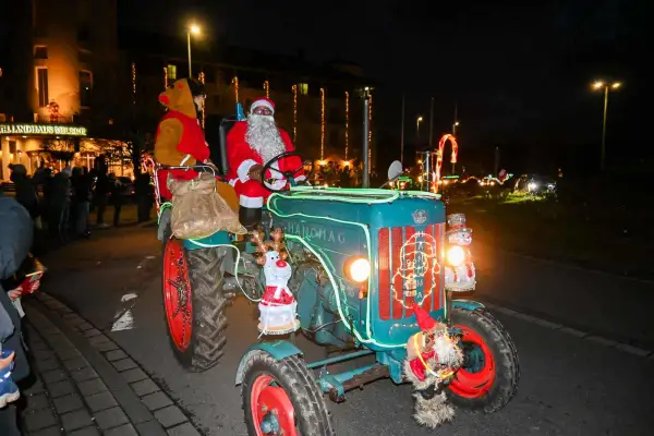 Lichterfahrt-Route: Oldtimer-Traktoren steuern zwei Weihnachtsmärkte an