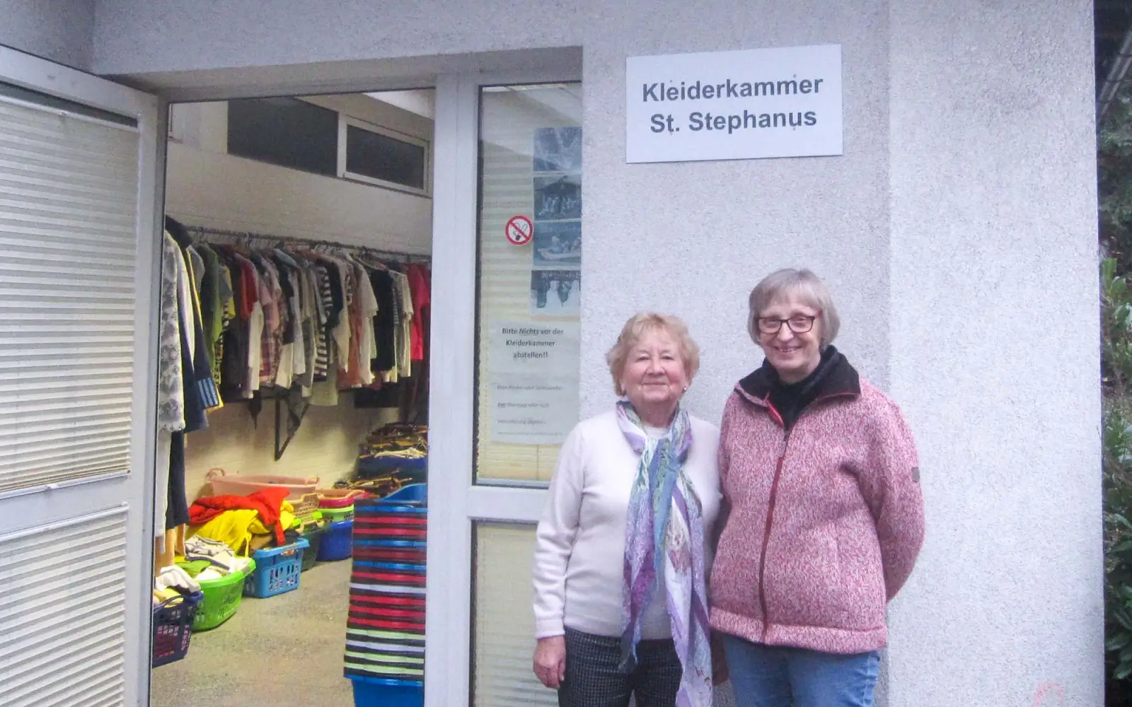 Nach vielen Jahren ehrenamtlichen Engagements öffnen Helga Claaßens (links) und Heike Gutt am 16. Dezember in Ungelsheim zum letzten Mal die Kleiderkammer in St. Stephanus. Foto: privat