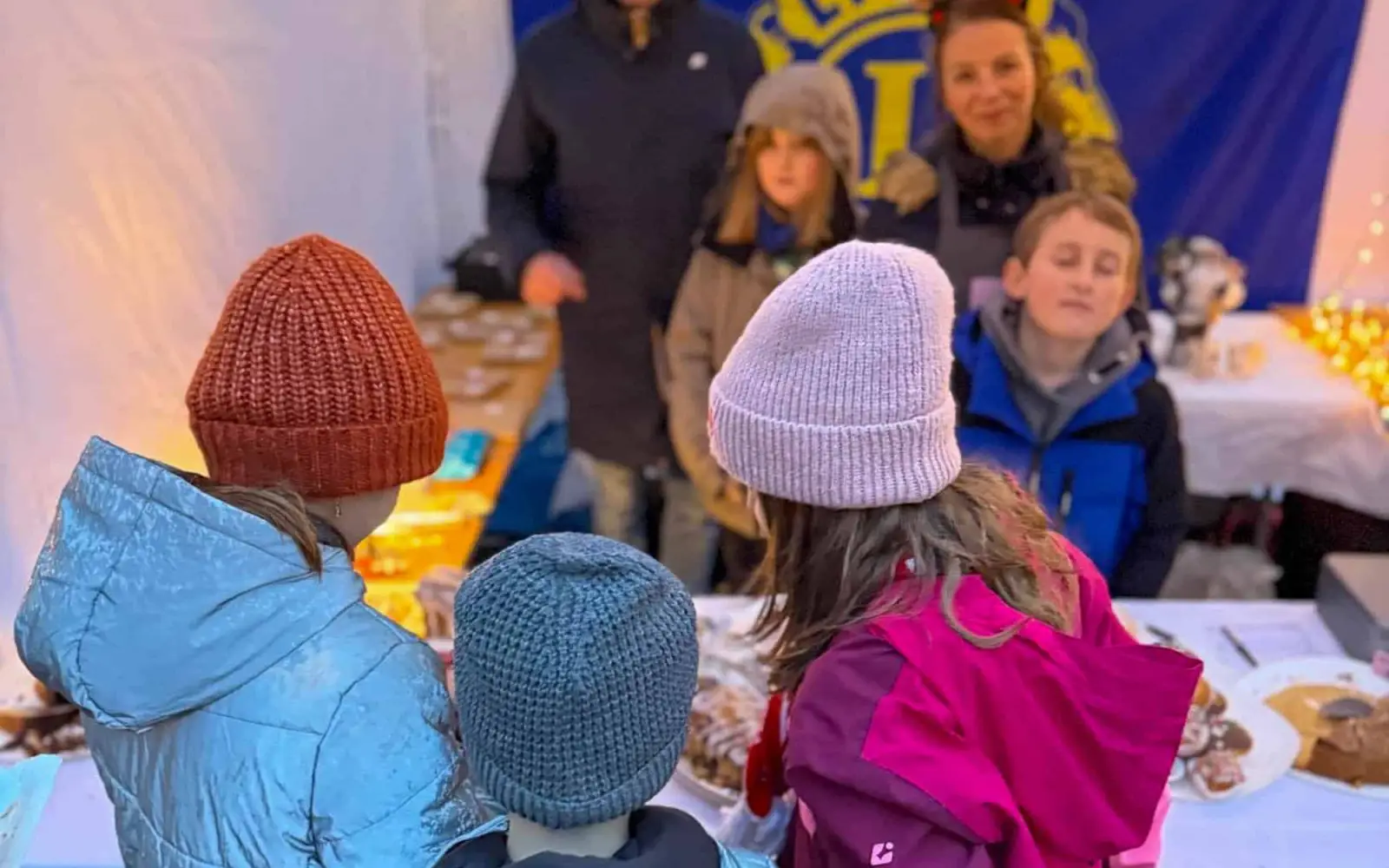 Besonders die kleinen Besucher am Stand des Lions Clubs Düsseldorf-Schloss Kalkum freuten sich über die Kindertombola mit Preisen im Wert von 1.500 Euro. Foto: Lions Club Düsseldorf-Schloss Kalkum