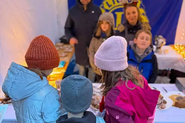 Lions Club Düsseldorf-Schloss Kalkum erlöst 1100 Euro beim Nikolausmarkt in Kaiserswerth