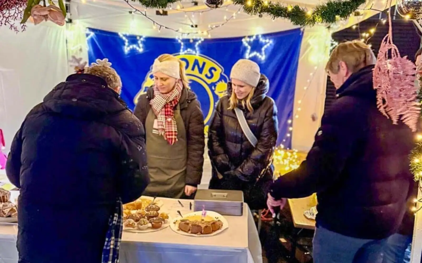 Am Stand der Lions auf dem Nikolausmarkt in Kaiserswerth herrschte viel Betrieb, sodass Präsidentin Kathrin Melchert (links) und Vize-Präsidentin Sabine Hartmann alle Hände voll zu tun hatten. Foto: Lions Club Düsseldorf-Schloss Kalkum
