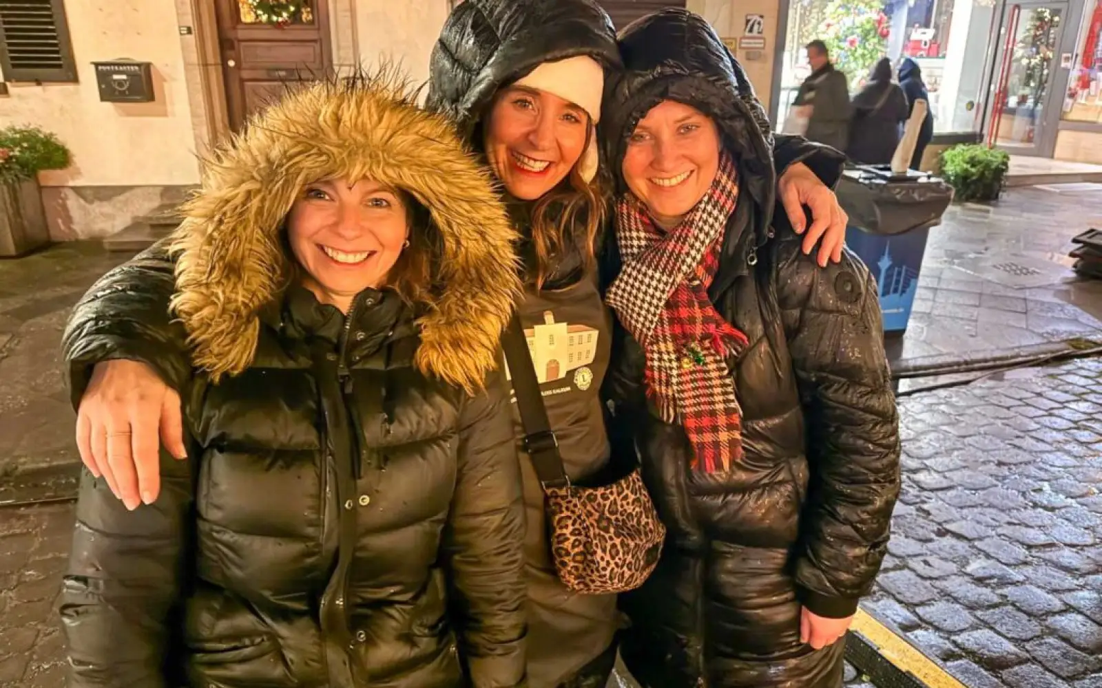 Activity-Beauftragte Britta Gaffrey (Mitte) übernahm die letzte Schicht gemeinsam mit Uta Lange und Präsidentin Kathrin Melchert (rechts). Foto: Lions Club Düsseldorf-Schloss Kalkum