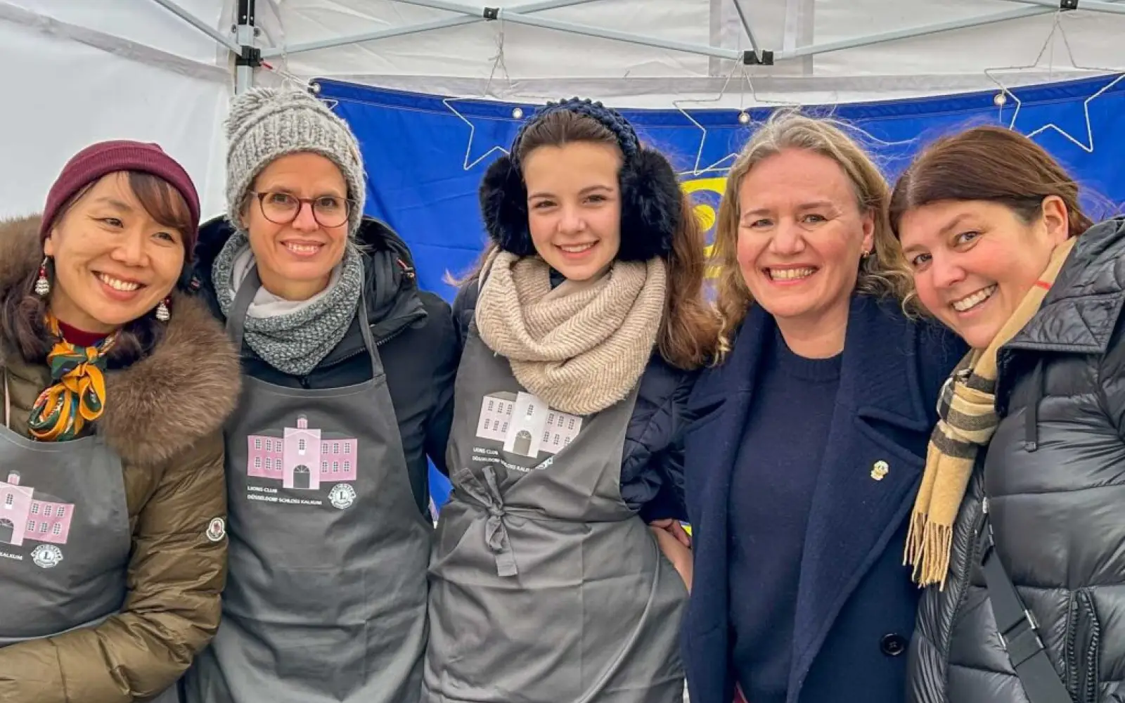 Am Nachmittag schaute auch Governorin Simone Cruickshank (zweite von rechts) vorbei und besuchte die Damen des Lions Club Düsseldorf-Schloss Kalkum. Foto: Lions Club Düsseldorf-Schloss Kalkum