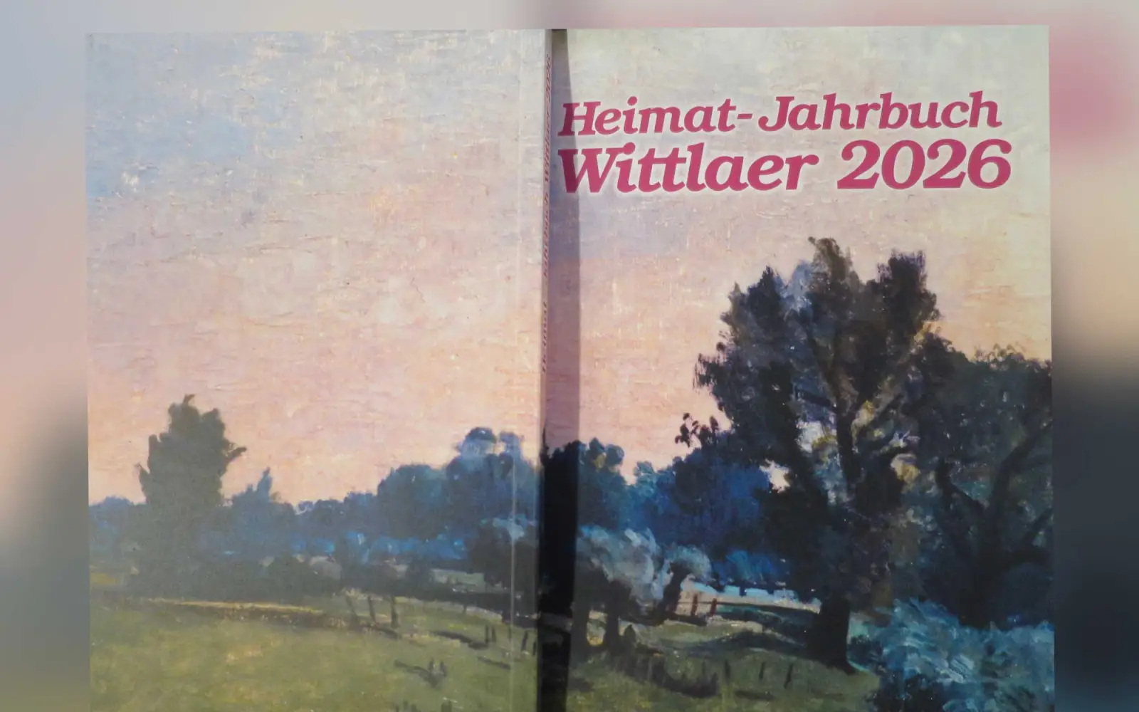 Das Titelbild (einschließlich Rückseite) zeigt ein Gemälde von Richard Gessner (1894 – 1989) „Blick auf Wittlaer“. Zu erkennen ist aber nur ganz links im Bild (Rückseite des Buches) der Rhein an der Schwarzbachmündung. Foto: hs