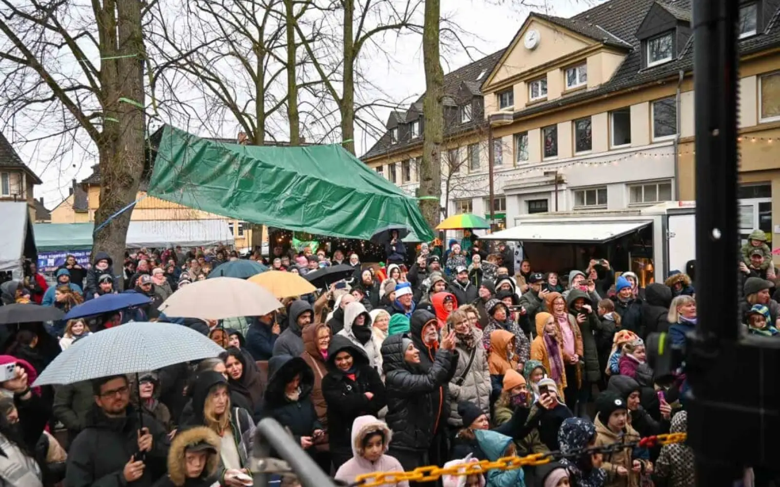 Trotz des Regens war der Marktplatz gut besucht. Foto: sam
