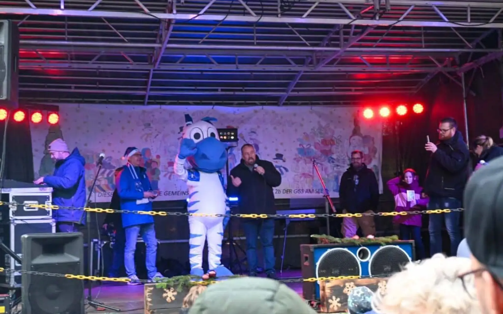 Martin Eckhardt begrüßte auf der Bühne Hugo von den Zebrakids, den er am Wochenende zuvor auf dem Weihnachtszauber in Bissingheim für diesen Einsatz ersteigert hatte. Foto: sam