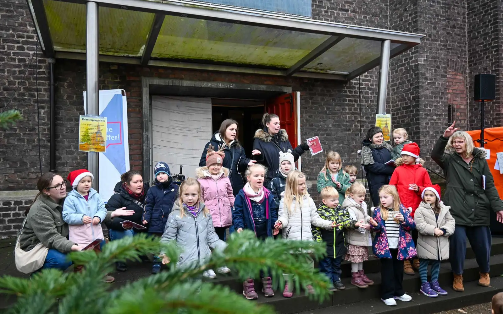 An dem Rahmenprogramm, das auf den Treppenstufen vor der Kirche St. Judas Thaddäus verfolgt werden konnte, beteiligten sich viele Gruppen. Hier sind die Mädchen und Jungen aus dem Kindergarten St. Nikolaus zu sehen. Foto: sam