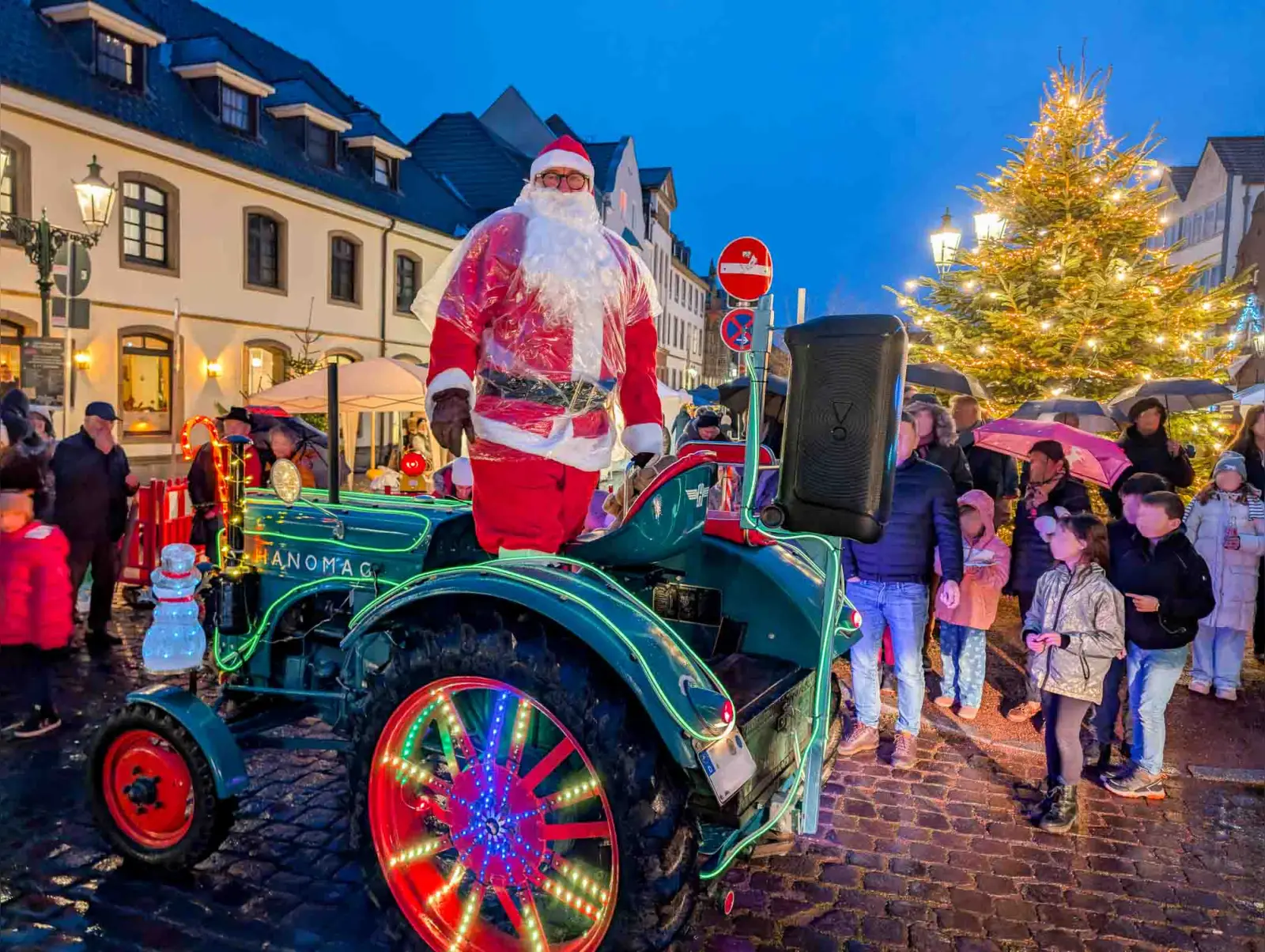 Mit aufwendiger LED-Beleuchtung in den Felgen und einem winkenden Nikolaus an Bord war dieser Hanomag eines der beliebtesten Fotomotive des Abends. Foto: ah