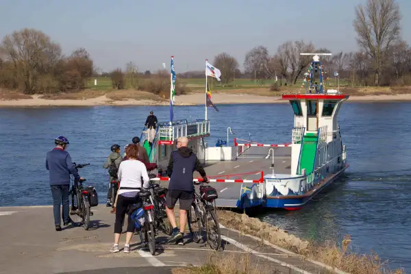 Ende einer Ära? Rheinfähre nimmt Abschied vom Anleger