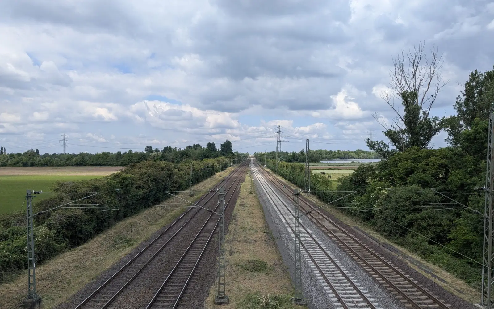 Die Bahn sperrt Anfang 2026 für ein paar Wochen unter anderem die Strecke zwischen Düsseldorf und Duisburg. Archivfoto: ah