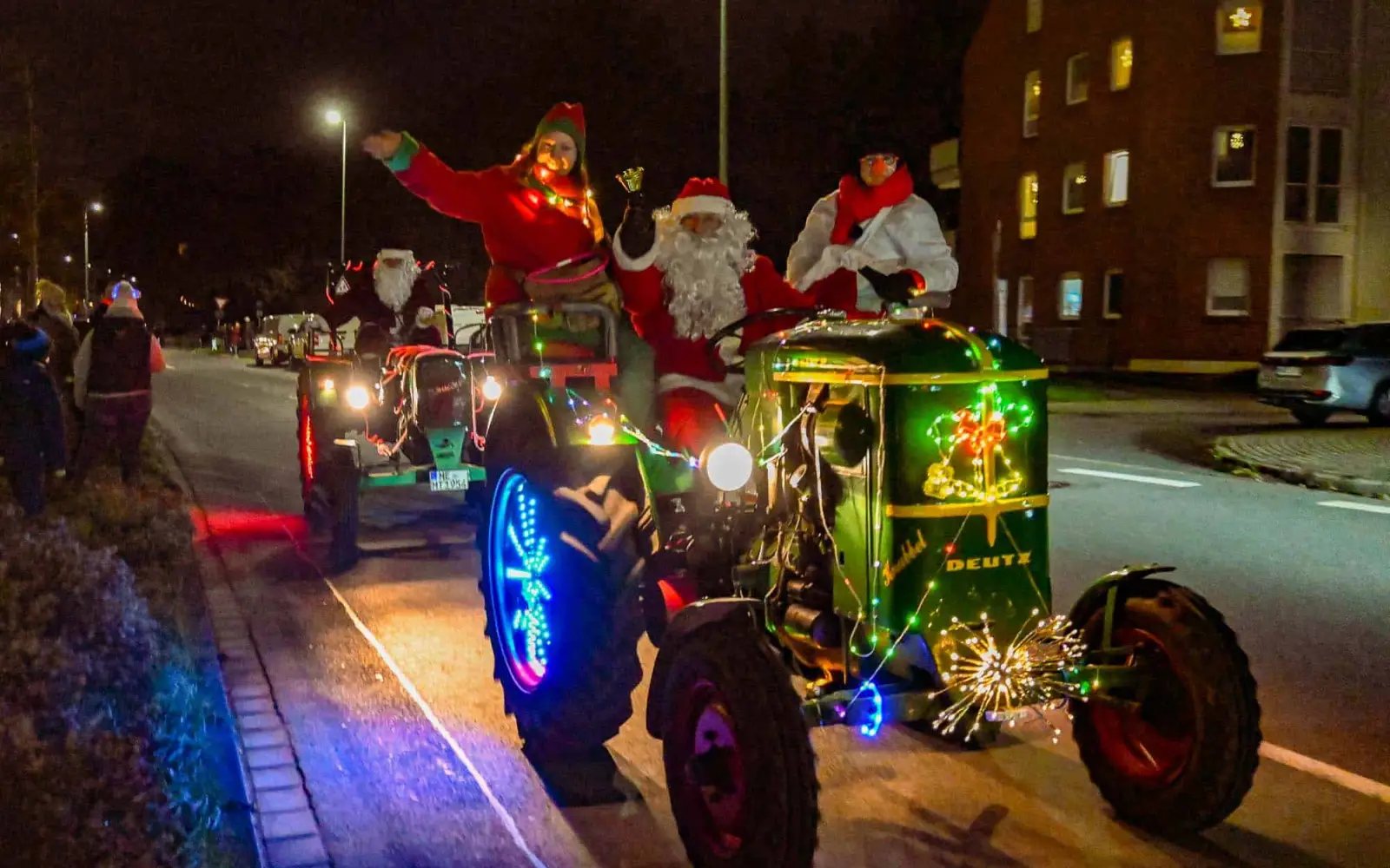 Oldtimer-Traktoren, die liebevoll weihnachtlich dekoriert werden, fahren am Sonntag, 7. Dezember, von Rahm nach Kaiserswerth. Foto: sam