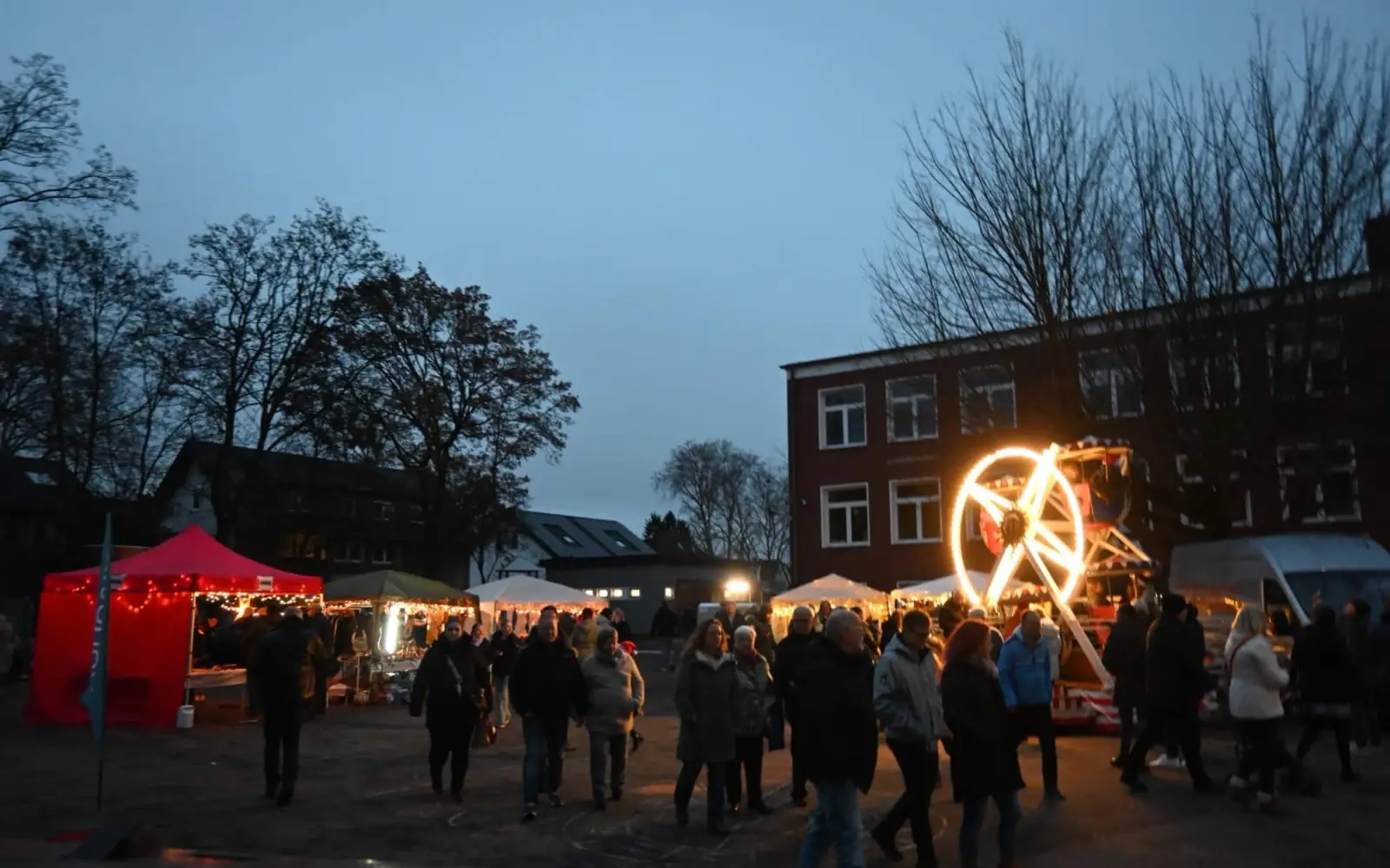 Auf dem Schulhof ermöglichte ein Mini-Riesenrad den Kindern den Blick von oben. Unten sorgte die Kleinbahn für Aufsehen und drehte viele, viele Runden. Foto: sam