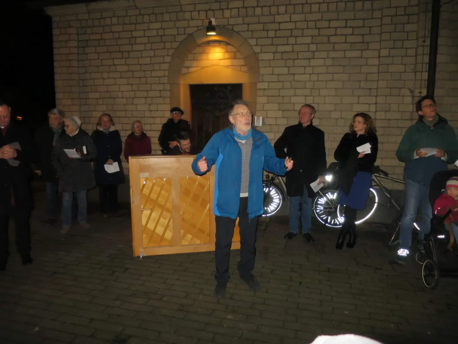 Gerhard Becker, bei weihnachtlicher Rede auf dem Kalkumer Dorfplatz. Foto: hs