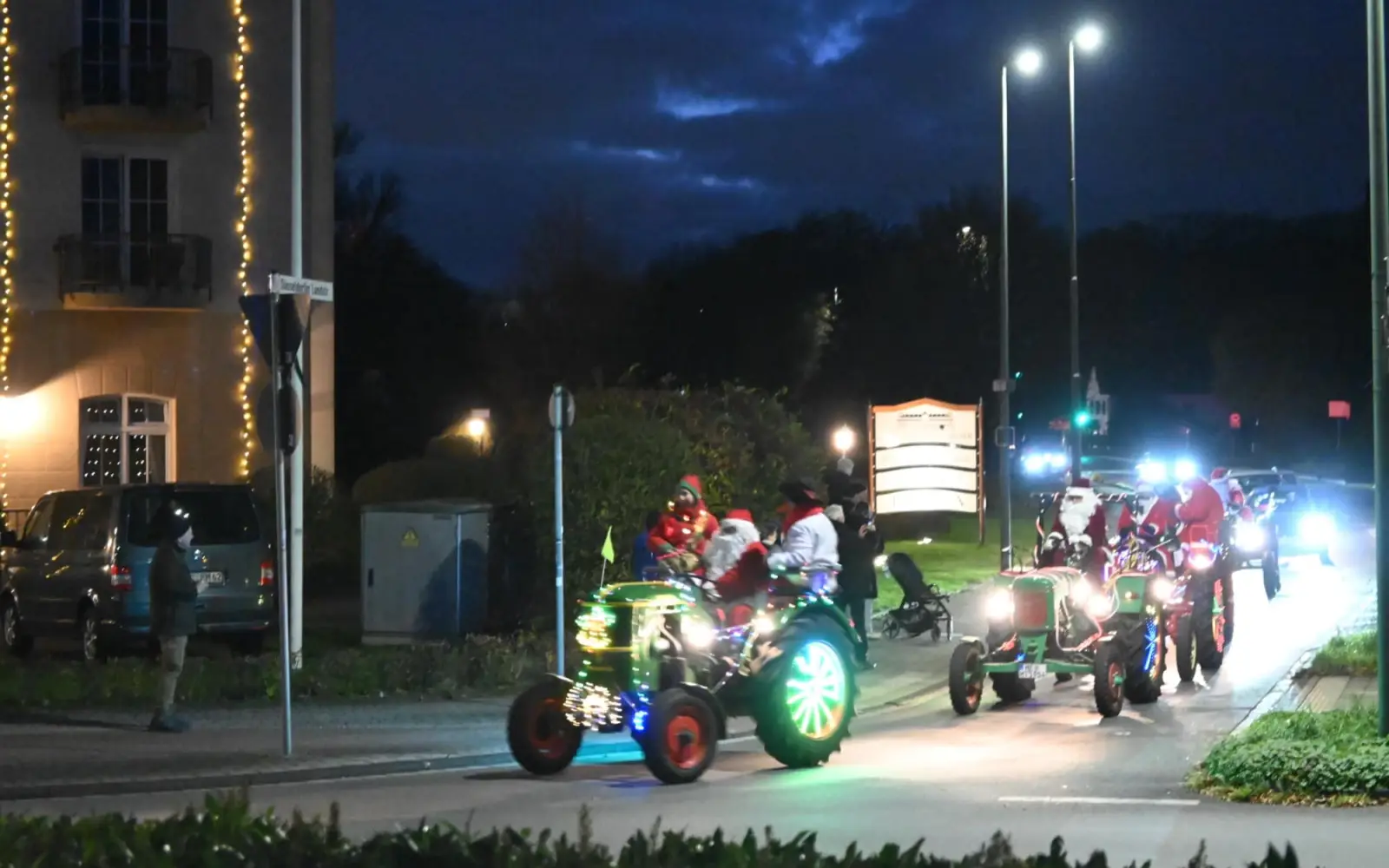 Die Oldtimer-Traktoren aus Rahm fuhren zunächst vor „Milser“ in Huckingen. Foto: sam